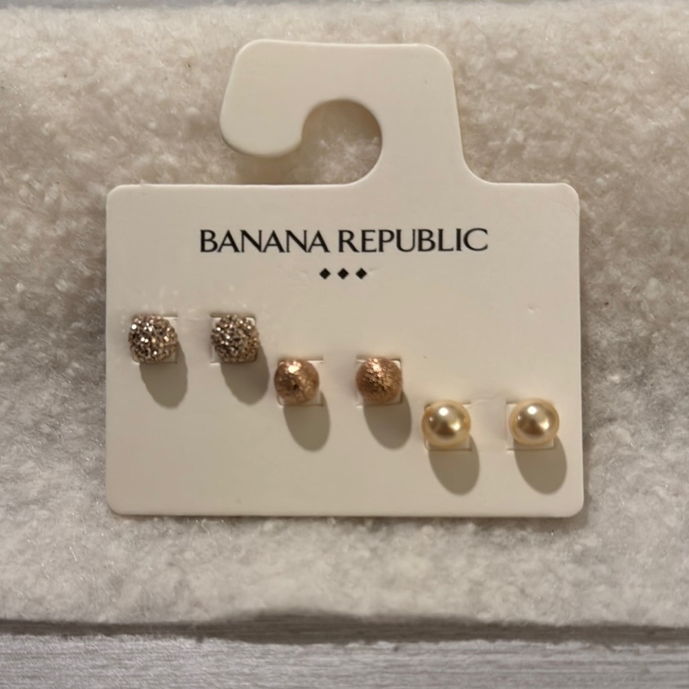 Banana Republic Gold and Pearl Stud Earrings Set